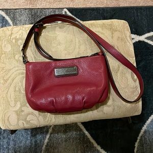 Excellent used Marc Jacobs leather crossbody with adjustable strap. Maroon color